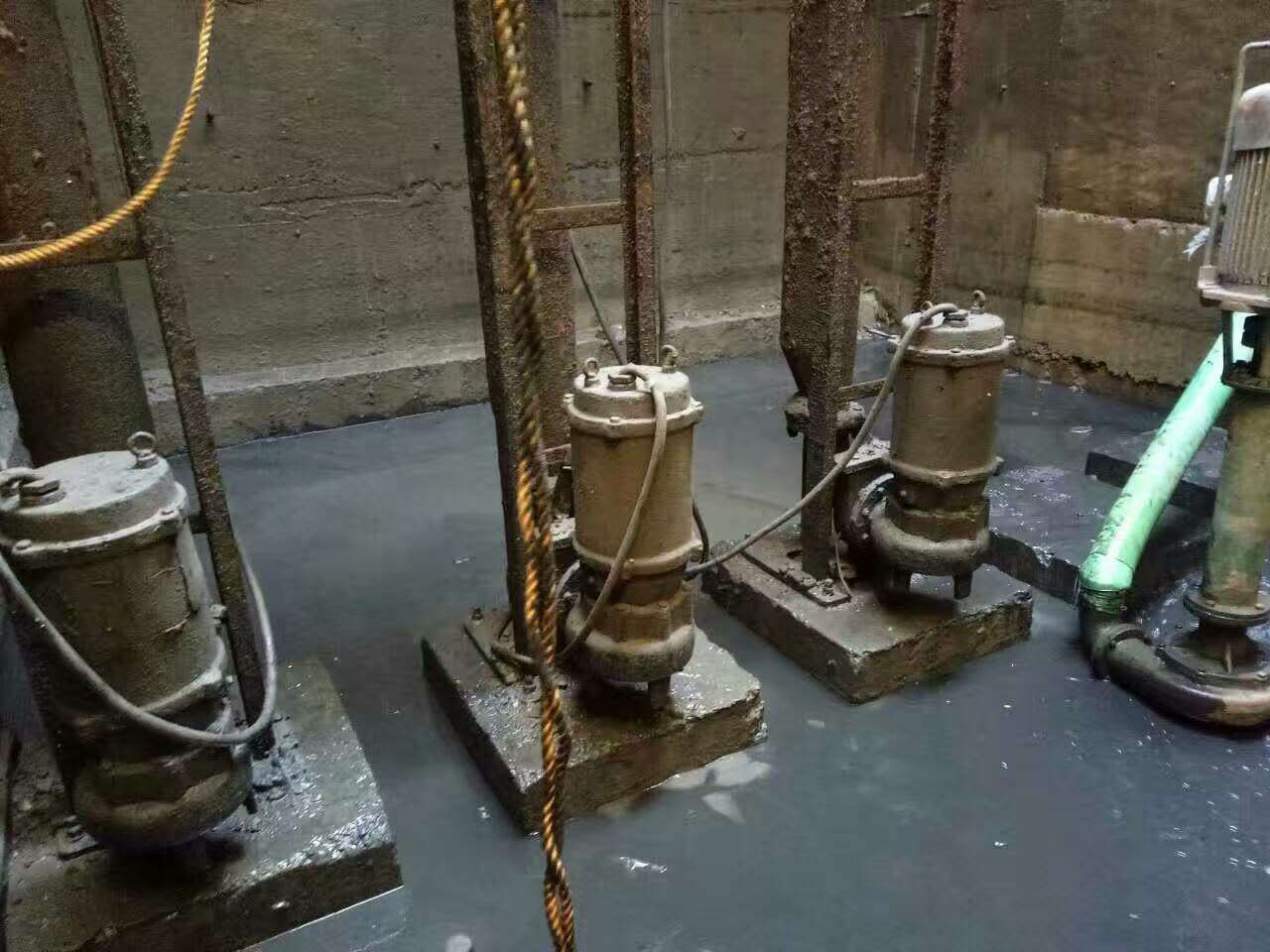 四方台污水池清理