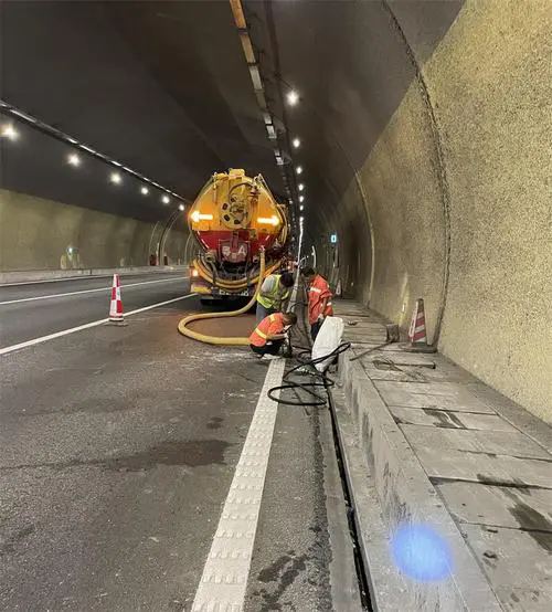 四方台隧道排水渠清淤